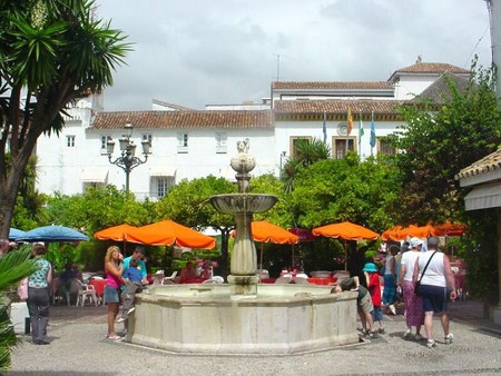 plaza-naranjos-marbella