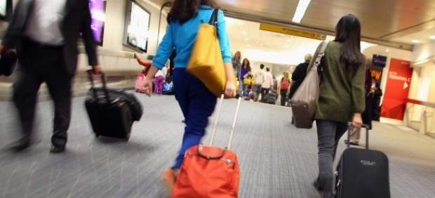 Pasajeros con maletas en un aeropuerto 